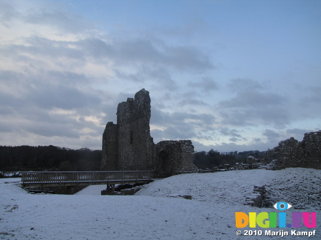 SX12120 Snow at Ogmore Castle